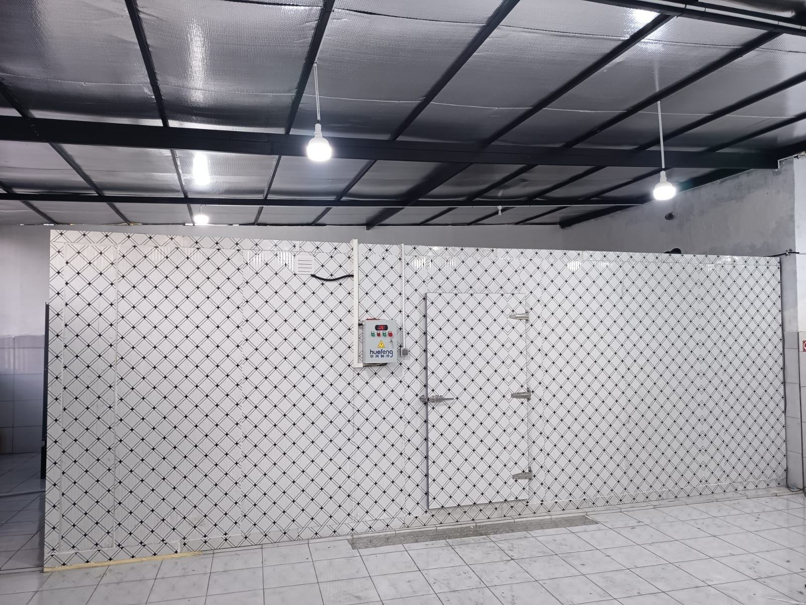 Cold room dengan panel insulasi bermotif dan pintu ruang dingin, lengkap dengan panel kontrol suhu