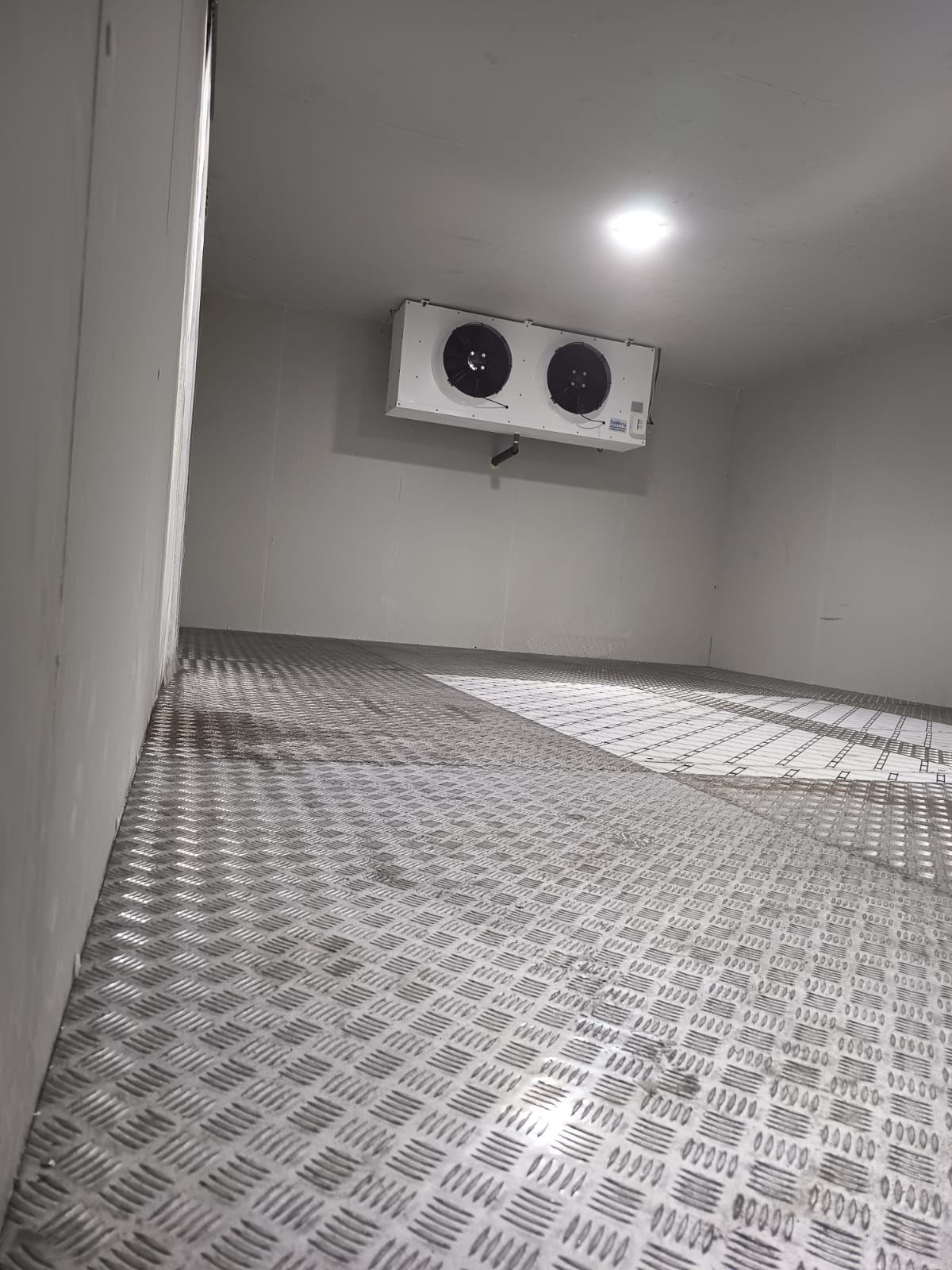 Interior cold room berlantai pelat aluminium dengan evaporator dua kipas di dinding