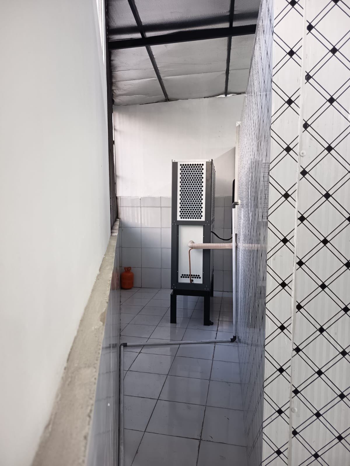 Unit kondensor di lorong samping cold room dengan jalur pipa pendingin berinsulasi