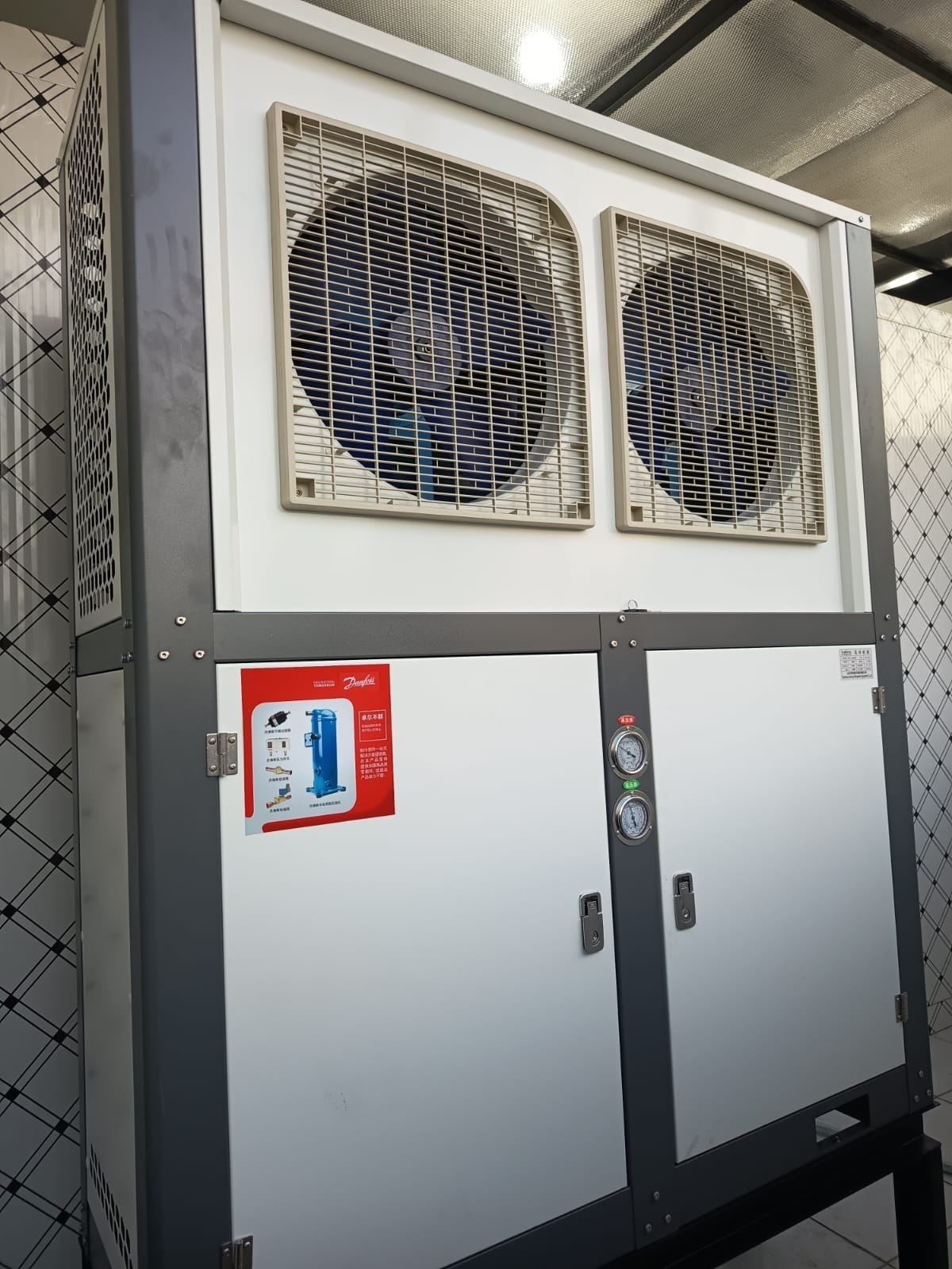 Unit kondensor dua kipas dengan pengukur tekanan di area luar cold room